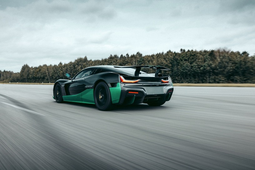 自動車のバック走行世界最速は275.74km/h、Rimacの電動ハイパーカー『Nevera』がギネス記録認定 画像