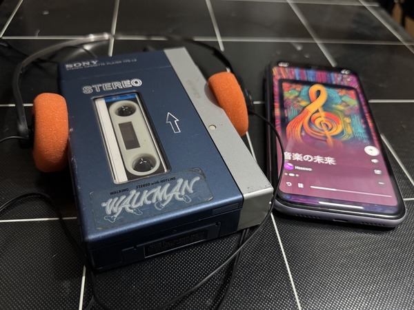 レトロ　子供携帯 DIGITAL-v4 onoeman 新「WALKMAN」は超ド級--銅筐体の「WM1Z」は約30万円 - CNET Japan