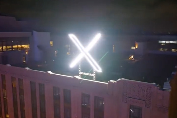 元Twitter、巨大な「𝕏」電飾看板をわずか3日で撤去。許可なく設置