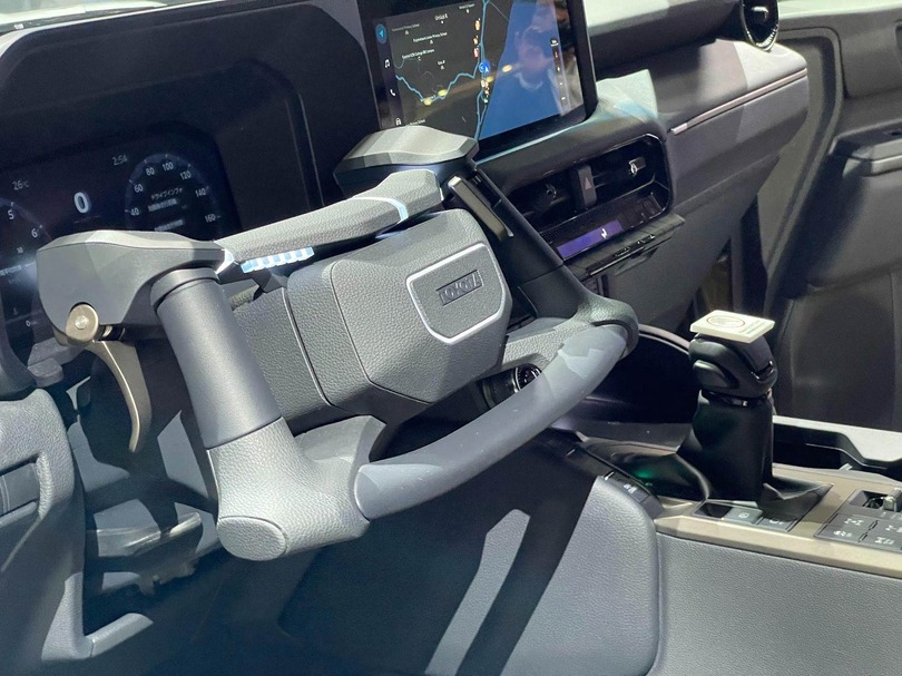 新型ランドクルーザー250を手だけで運転できる「ネオステア」に感じた運転操作の未来。ジャパンモビリティショー参考出展