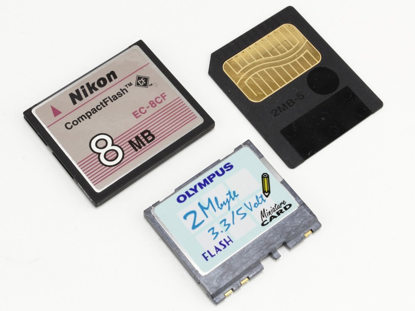 接続部に柔らかいエラストマー採用でユニークだった小型メモリーカード「ミニチュアカード」（1MB～、1995年頃～）：ロストメモリーズ File027