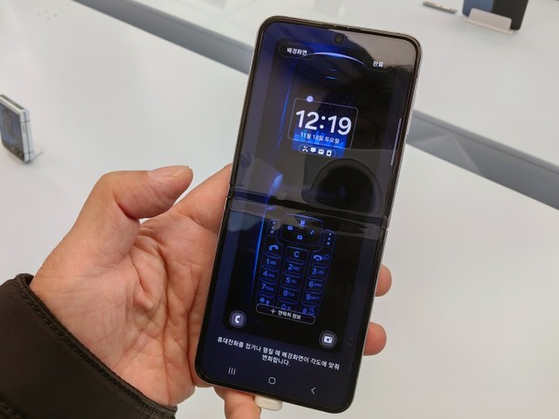 「ベンツフォン」再来、Galaxy Z Flip5 Retroを韓国で見てきた。マット仕上げで落ち着いた雰囲気、大人の男性も違和感なく使えるデザインが好印象（山根康宏）