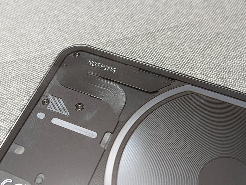 Nothing Phone (1)発売。無二の個性が(物理的に)光るプレミアムミッドレンジスマホ