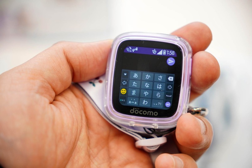 ドコモが腕時計型「キッズケータイ コンパクト」発表。GPS端末との違いは？据え置き型の見守り端末「ちかく」も（石野純也）