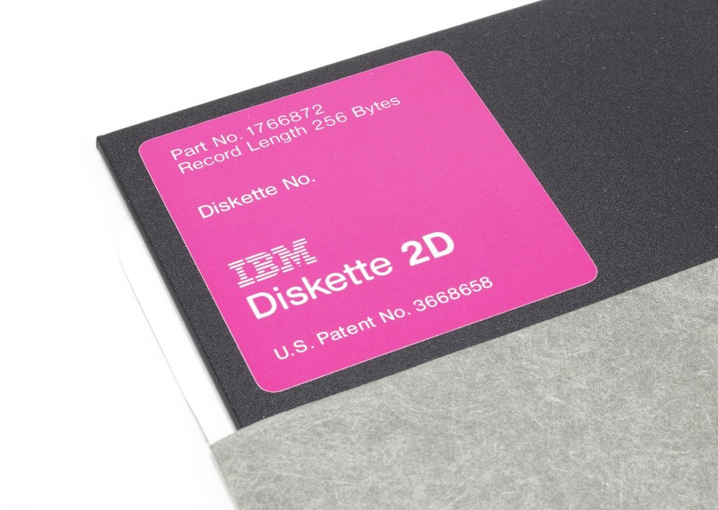パンチカードの置き換えから始まった元祖「8インチフロッピーディスク」（400KB～、1972年頃～）：ロストメモリーズ File007