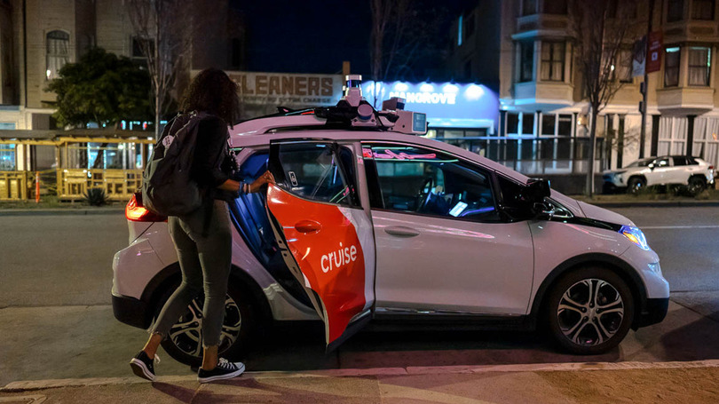 無人ロボタクシーが集結して道路を占拠、原因不明。米国で商用無人サービス開始のCruise社