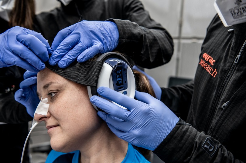 イヤホン型で体温・心拍・血中酸素を測るバイタルセンサMedSENS。雪山の救助活動を想定