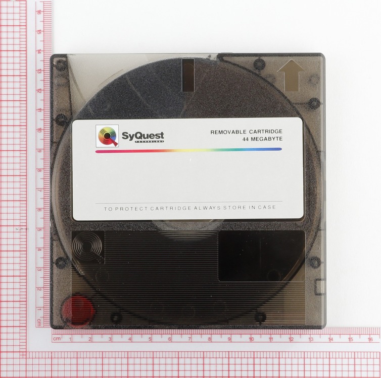 SyQuestの名を広く知らしめたリムーバブルHDD「SQ400」（44MB、1988年頃～）：ロストメモリーズ File011