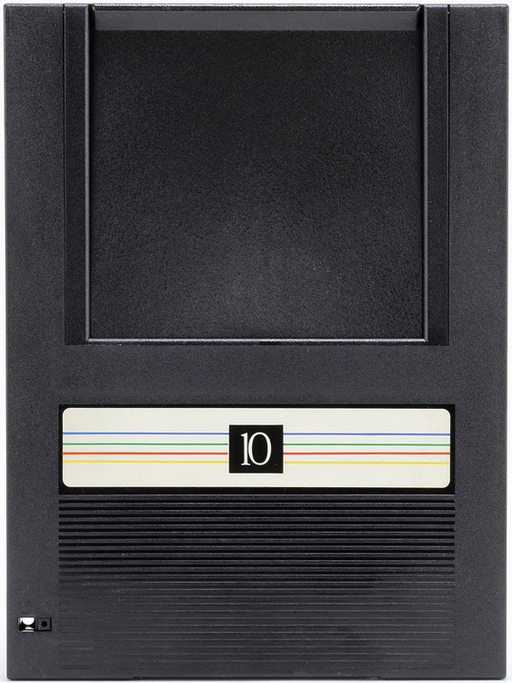 Iomega社初の製品、ベルヌーイ効果を利用した8インチ磁気ディスク「Bernoulli Disk」（10～20MB、1982年頃～）：ロストメモリーズ File013