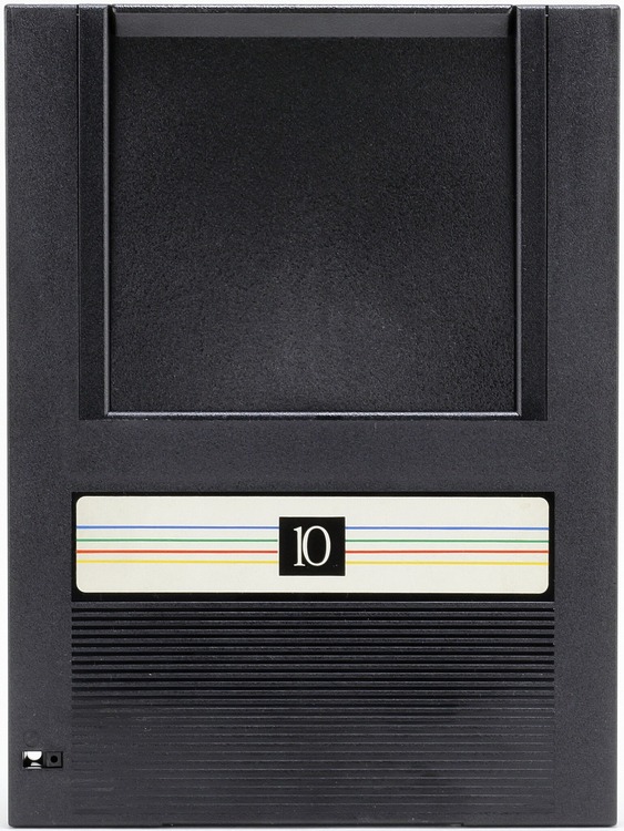 Iomega社初の製品、ベルヌーイ効果を利用した8インチ磁気ディスク「Bernoulli Disk」（10～20MB、1982年頃～）：ロストメモリーズ File013