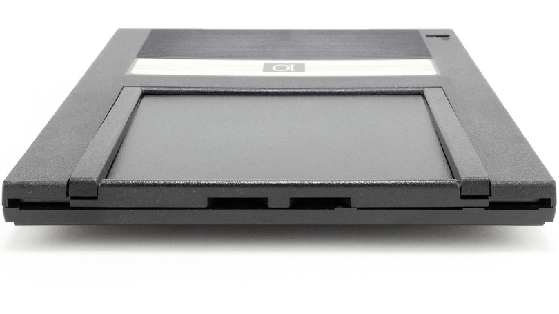 Iomega社初の製品、ベルヌーイ効果を利用した8インチ磁気ディスク「Bernoulli Disk」（10～20MB、1982年頃～）：ロストメモリーズ File013