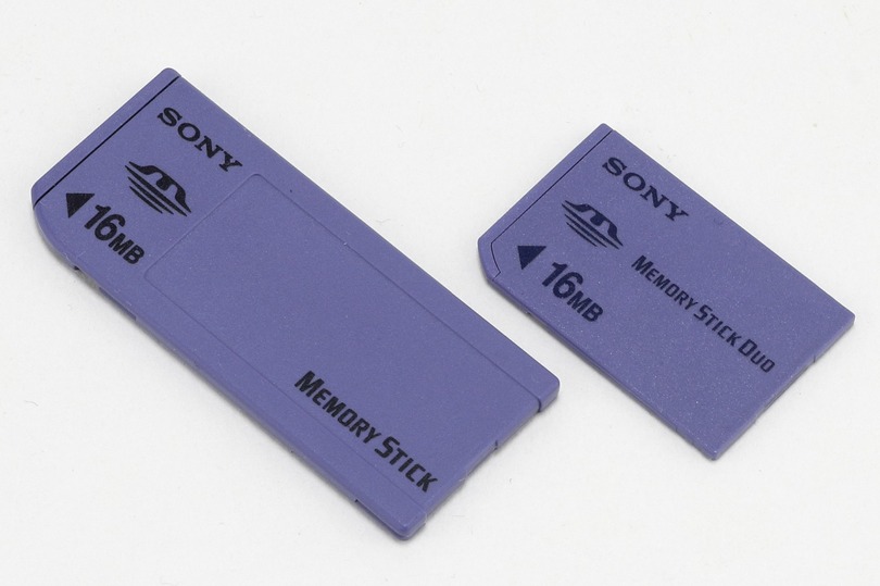 著作権保護技術の有無とサイズ違いで4種類、ソニーの初期型「メモリースティック」（4～128MB×2、1998年頃～）：ロストメモリーズ File014