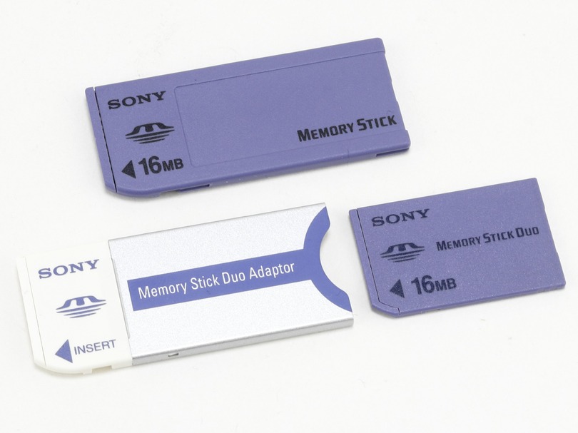 著作権保護技術の有無とサイズ違いで4種類、ソニーの初期型「メモリースティック」（4～128MB×2、1998年頃～）：ロストメモリーズ File014