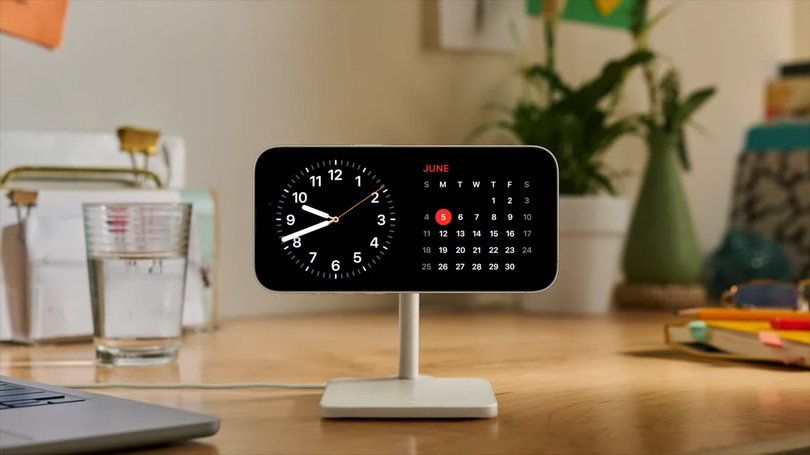 充電中のiPhoneがスマート置時計になる「スタンバイ」モード発表。横向きで時刻や通知を大きく表示