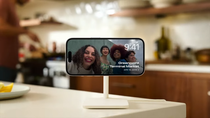 充電中のiPhoneがスマート置時計になる「スタンバイ」モード発表。横向きで時刻や通知を大きく表示