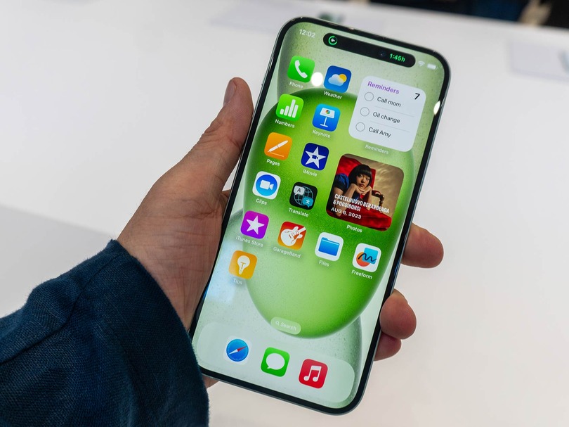 ▲iPhone 15 Plusの画面。上方に可変通知領域である「ダイナミックアイランド」が搭載された