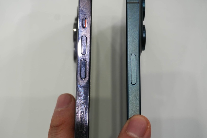 ▲iPhone 14 Pro MaxとiPhone 15 Pro Max（ブルーチタニウム）のフレーム比較。仕上げの風合いも指紋のつきにくさも、かなり違う
