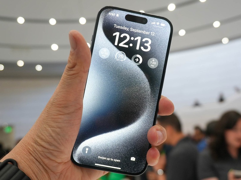 ▲iPhone 15 Pro（ブラックチタニウム）。14 Proに比べ、ベゼルの太さは半分くらいになった