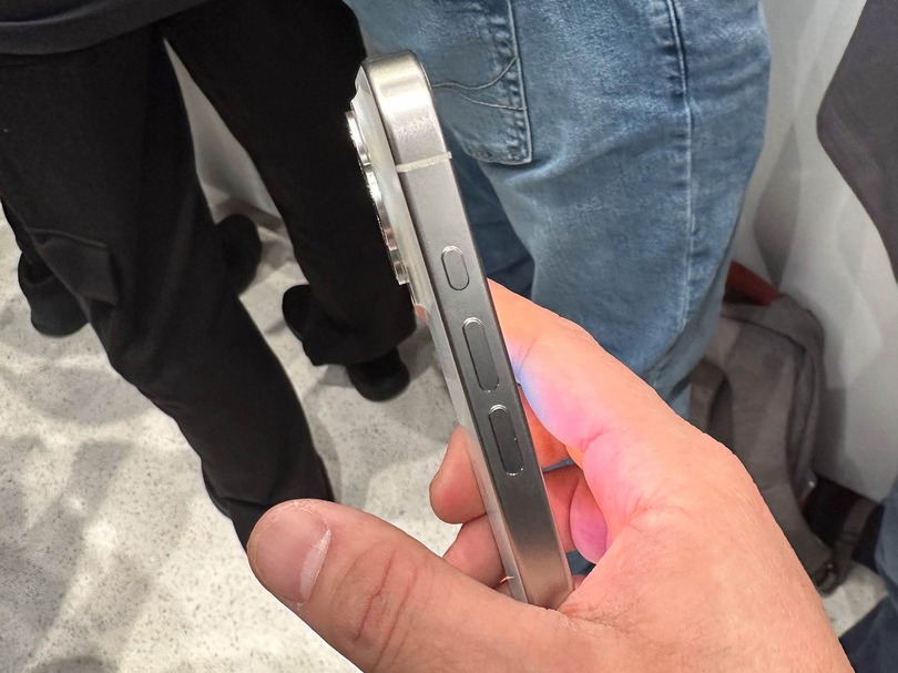 ▲iPhone 15 Pro Max（ホワイトチタニウム）の側面。一番上にあるのが「アクションボタン」