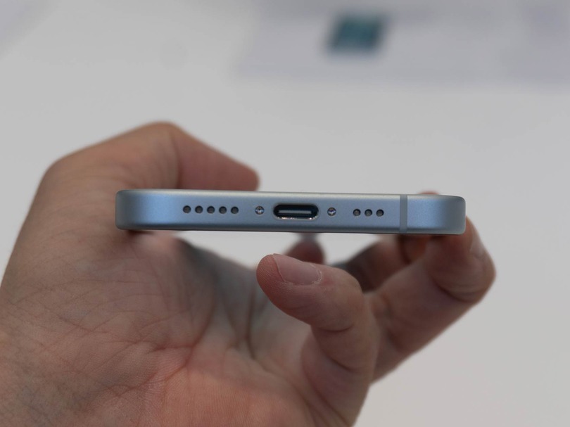 ▲iPhone 15（ブルー）のUSB-Cコネクタ