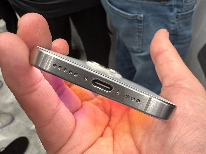 ▲iPhone 15 Pro Max（ホワイトチタニウム）のUSB-Cコネクタ