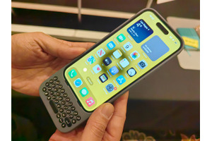 QWERTYキーボード搭載iPhoneケース「Clicks Creator Keyboard」をCES 2024で体験、打ち心地は良好。画面なしのキーボード付きタブレットも（山根康宏） 画像