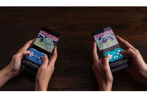 スマホをGB風にする縦型ゲームパッドクリップ、8BitDoが発売。超小型コントローラMicroやZero 2を画面に重ねて固定 画像