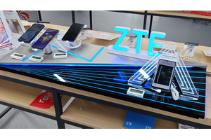 ドイツの家電量販店でiPhoneより目立つ勢いで頑張っているのはZ…（スマホ沼） 画像