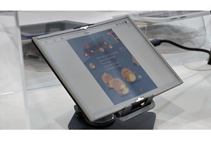 これぞ本。カラーEインク搭載の折りたたみ電子ブックリーダーをCOMPUTEXで発見（スマホ沼） 画像