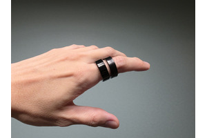 Oura Ring 4 日本で発売。チタンに18のセンサーを搭載した高級スマートリング。Galaxy Ringとも比較してみました 画像