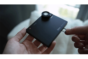 スクエアデザインの変態AIスマホは一部データ通信無料でQWERTYキーボードにも対応（スマホ沼） 画像