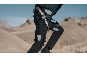 auが外骨格パワードスーツHypershell X Pro発売、約18万円。脚力40%強化で自転車もアシスト 画像