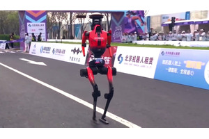 スマホからフィジカルAIへ。人型ロボットマラソン大会で優勝したHONORの描く未来(山根康宏) 画像