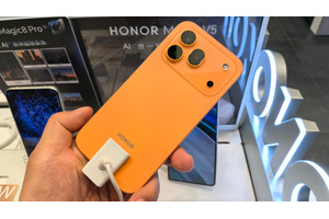 それでも「iPhone風デザイン」をやめられないHONORのそっくりAIスマホ(山根康宏) 画像