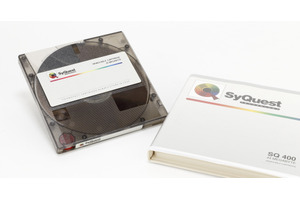 SyQuestの名を広く知らしめたリムーバブルHDD「SQ400」（44MB、1988年頃～）：ロストメモリーズ File011（再掲） 画像