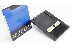 Iomega社初の製品、ベルヌーイ効果を利用した8インチ磁気ディスク「Bernoulli Disk」（10～20MB、1982年頃～）：ロストメモリーズ File013（再掲） 画像