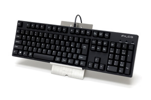 FILCOのキーボードを飾るスタンドに新モデル「ZON（存）」　ステンレス製のマルチスタンド 画像