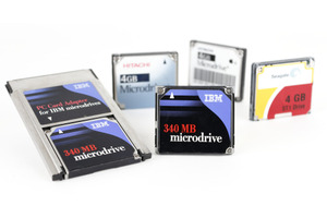 低価格で大容量を実現。CFサイズの超小型HDD「マイクロドライブ」（340MB～、1999年頃～）：ロストメモリーズ File017 画像