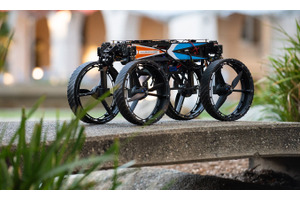 飛行・四輪走行・直立二足歩行…8つの形態に変形するロボット「M4」。Caltech研究者らが開発 画像