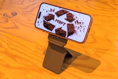 MOFT「珈琲の香りスマホスタンド」？を買ってみた。定番「七変化」にコーヒーかす由来の新素材、仄かに甘いカフェの匂い　ノート用スリーブケース兼スタンドも 画像