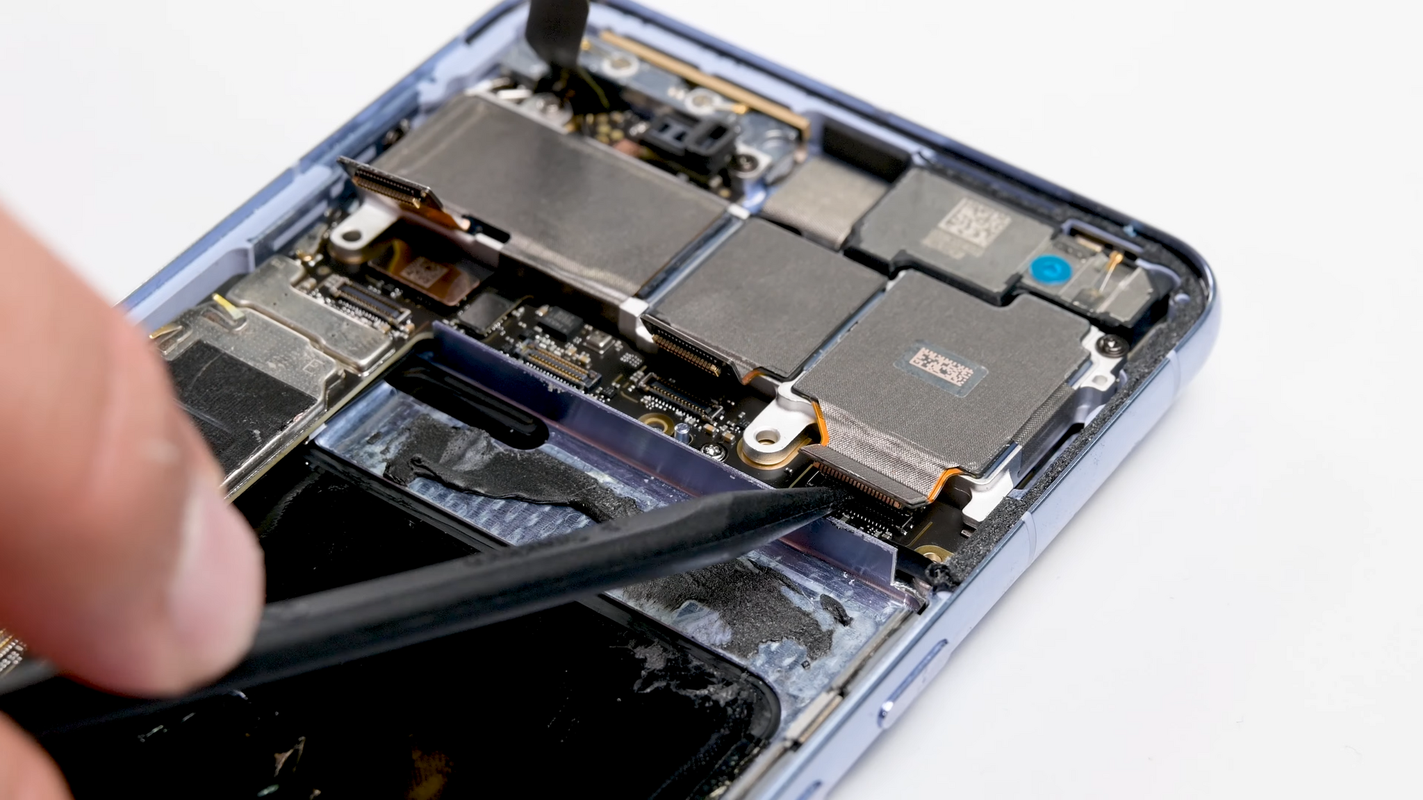 Google Pixel 8 Pro分解動画をiFixitが公開。温度センサや明るくなった