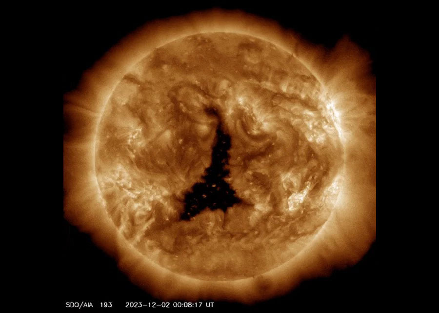 太陽に地球60個が入る大きさの巨大コロナホールが出現、強烈な太陽風が