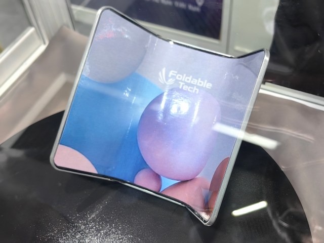 三つ折りスマホ」実現も視野。中国メーカーから超薄型フォルダブルや三