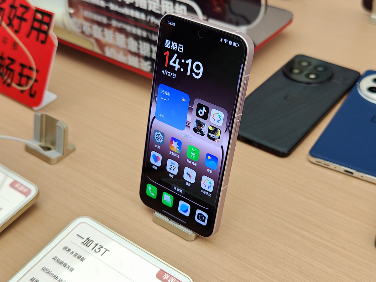 OnePlus 13T ホワイト 本体 OnePlus 13T発表 - 6.32インチ画面で重さ185gの小型軽量ハイエンド