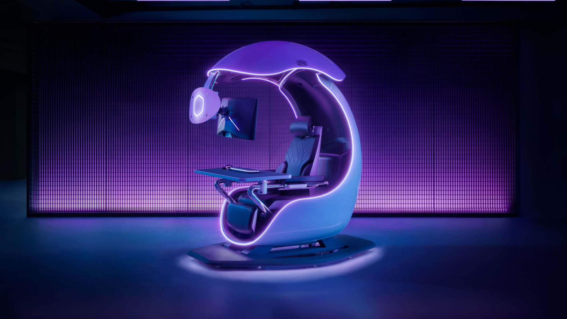 三面モニタ対応のコックピット型ワークステーション「Orb X」Cooler