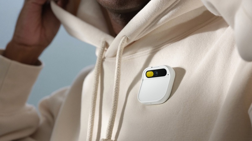 OpenAIのパーソナルAIを着る『Humane Ai Pin』正式発表 レーザープロジェクタで手のひらに映すバッジ型ウェアラブル 画像