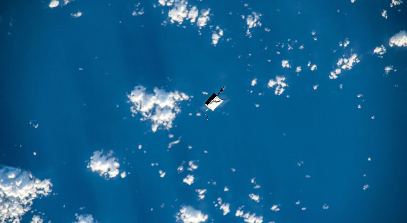 ISSの船外活動で失われた道具袋、地上からは双眼鏡で目視可能 画像