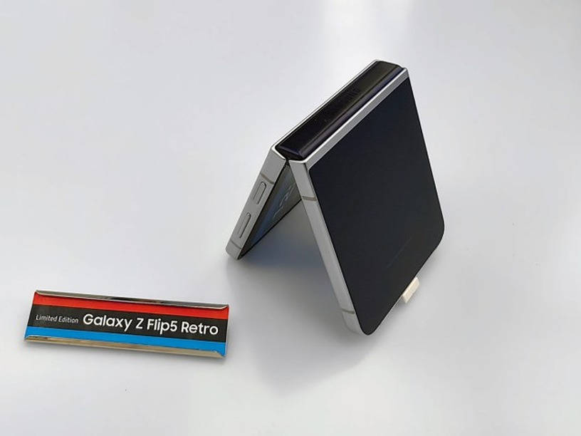「ベンツフォン」再来、Galaxy Z Flip5 Retroを韓国で見てきた。マット仕上げで落ち着いた雰囲気、大人の男性も違和感なく使えるデザインが好印象(山根康宏) 画像