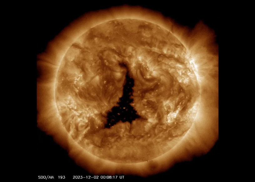 太陽に地球60個が入る大きさの巨大コロナホールが出現、強烈な太陽風が放出 画像