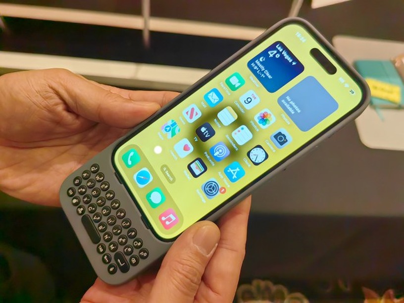 QWERTYキーボード搭載iPhoneケース「Clicks Creator Keyboard」をCES 2024で体験、打ち心地は良好。画面なしのキーボード付きタブレットも(山根康宏) 画像